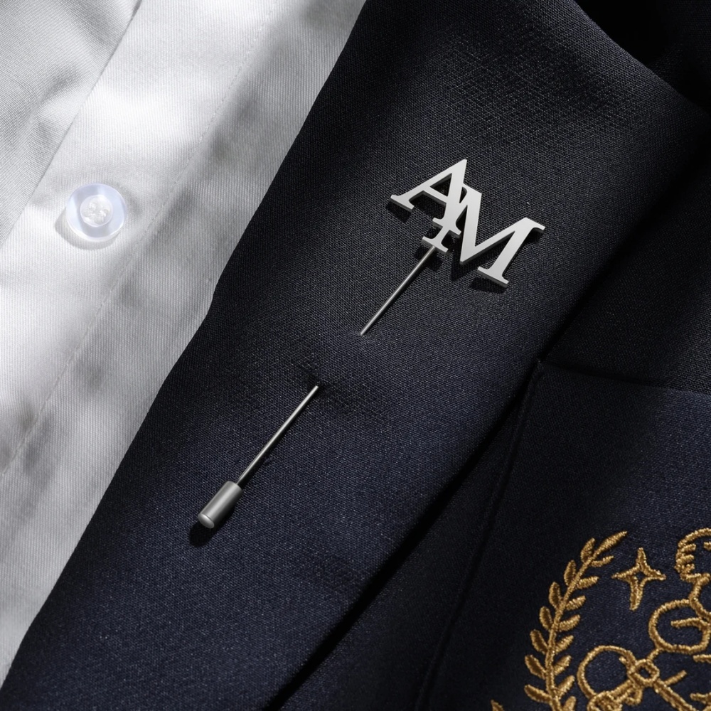 Broche con Iniciales Personali - Tuxedo Lapel Pin reseña y precio